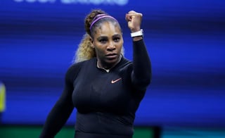 Serena Williams derrotó 5-7, 6-3, 6-1 a Caty McNally, y avanzó a la tercera ronda del torneo. (AP)