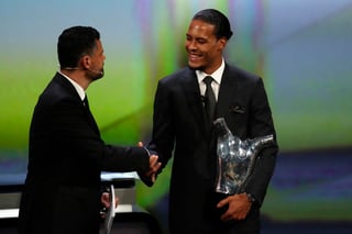 Van Dijk recibe el trofeo como el mejor jugador de la UEFA. (AP)