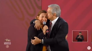 Durante la conferencia de prensa mañanera del presidente Andrés Manuel López Obrador, una mujer que dijo ser locutora en Estados Unidos le pidió la palabra y cuando se esperaba una pregunta: ella sólo le pidió un abrazo. (ARCHIVO)