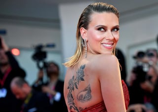 Johansson, con efecto pelo mojado y un vistoso pendiente en forma de cadena plateada, lucía un extenso tatuaje floral en la espalda. (EFE)
