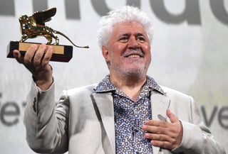 Reconocimiento. El cineasta manchego dijo sentirse honrado por recibir el premio de la Mostra de Venecia. (EFE)