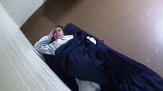 Los videos de vigilancia publicados por su abogada muestran a Diana Sánchez recostada en una cama estrecha, gritando de dolor, antes de quitarse los pantalones y dar a luz a un niño. (ESPECIAL)