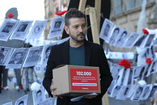 En el Día Internacional de las Víctimas de Desapariciones Forzadas, el Movimiento por Nuestros Desaparecidos entregó 102 mil firmas recolectadas como parte de la campaña para exigir la identificación y búsqueda de personas desaparecidas en México. (EFE)