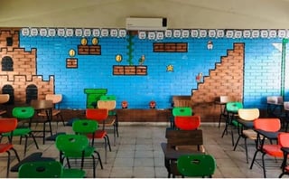 Un profesor quiso recibir a sus alumnos de una forma completamente diferente, por lo que decidió convertir su salón de clases, en uno de los niveles del clásico juego de Nintendo, Super Mario Bros. (ESPECIAL)