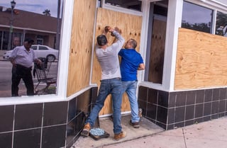 Los ciudadanos de Florida protegen viviendas y comercios ante la llegada del huracán Dorian.