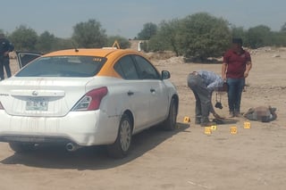 Familiares reclaman cuerpo de joven muerto a tiros en predio ubicado frente al ejido La Concha de Torreón.