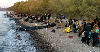 Migrantes llegaron a Grecia a bordo de 13 barcos inflables.