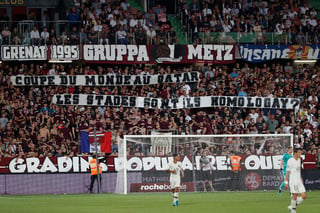 Durante el partido entre el vigente campeón francés, el PSG, aficionados del equipo local, Metz, mostraron pancartas que fueron consideradas como homofóbicas por el árbitro del encuentro. (AP)