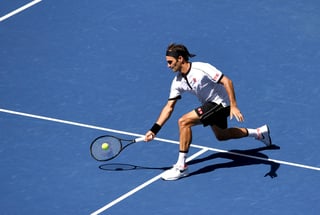Roger Federer salió inspirado a la cancha, y se impuso 6-2, 6-2, 6-1 a Daniel Evans, en la tercera ronda del Abierto de Estados Unidos. (AP)