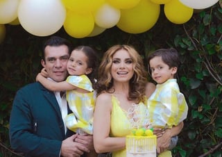 Elizabeth Álvarez celebró su cumpleaños número 42 rodeada de su esposo Jorge Salinas, sus hijos y amigos. (INSTAGRAM)
