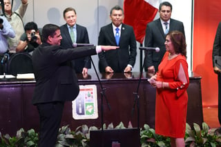 La exalcaldesa de Lerdo, María Luisa González Achem, le tomó protesta a Homero Martínez como nuevo presidente municipal. (EL SIGLO DE TORREÓN/JESÚS GALINDO)