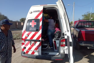 La mujer y el menor fueron trasladados al Hospital General de Gómez Palacio en una ambulancia de la Cruz Roja. (EL SIGLO DE TORREÓN)