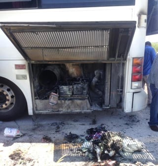 Al medio día de este domingo, se registró un incendio en el área de motor de un camión de turismo sobre la autopista a Jiménez Chihuahua, en las inmediaciones de la comunidad de Ceballos, perteneciente al municipio de Mapimí. (EL SIGLO DE TORREÓN)