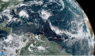 Con vientos máximos de unos 290 kilómetros por hora, el huracán Dorian de categoría 5, la máxima en la escala Saffir-Simpson, tocó tierra hoy en el norte de Bahamas, informó el Centro Nacional de Huracanes (NHC por sus siglas en inglés). (EFE)