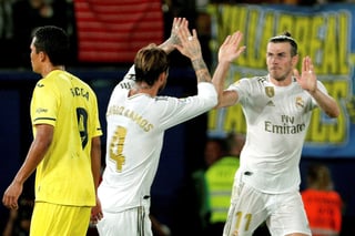 Gareth Bale (d) marcó un doblete para empatar el partido. (EFE)