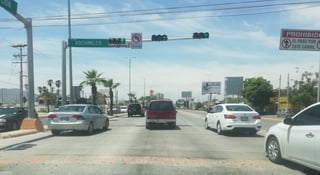 Justo en el cruce de bulevar Revolución y la Xochimilco se ubica una franja de pavimento abierta que pone en riesgo la seguridad vial. (BEATRIZ A. SILVA)