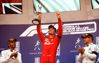 Charles Leclerc dedicó el triunfo al piloto Anthoine Hubert, quien falleció el sábado en una carrera de la Fórmula 2. (AP)