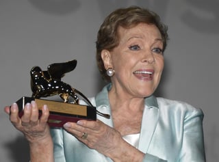 Julie Andrews recogió hoy emocionada el León de Oro honorífico de la Mostra del cine de Venecia. (EFE)