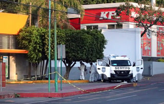 La Comisión Estatal de Seguridad (CES) de Morelos informó que la balacera de hoy en la Central de Autobuses Estrella de Oro de esta ciudad, que dejó cinco muertos, se trató de un ataque directo, por lo que no se atentó contra turistas u otras personas. (EFE)