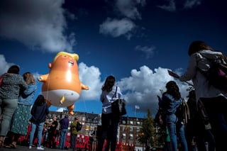 El famoso globo gigante que retrata al presidente estadounidense, Donald Trump, como un 'bebé' sobrevoló este lunes el centro de Copenhague, donde una manifestación recordó también al mandatario el día en que debía iniciar su visita oficial a Dinamarca. (EFE)
