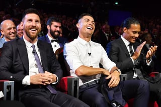 Los futbolistas ya compartieron la terna por el mejor jugador de la temporada para la UEFA, durante en el sorteo de la Champions League. (ARCHIVO)