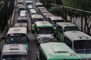 Grupos de operadores del unidades de transporte público que demandan un aumento a la tarifa del servicio realizaron marchas que provocaron congestionamientos viales este martes en Ciudad de México. (NOTIMEX)