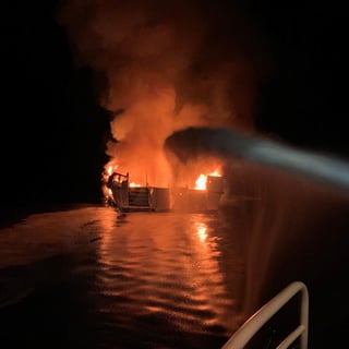 Las autoridades estadounidenses descartaron este martes que haya más supervivientes, además de los 5 rescatados, tras el incendio y posterior hundimiento de un barco de buceo en la costa de California. (ARCHIVO)