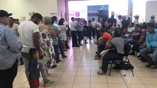 En las instalaciones de Recaudación de Rentas de la Región Centro, la sala de espera estaba llena de ciudadanos, quienes acudían a renovar o tramitar sus licencias de manejo. (EL SIGLO COAHUILA)
