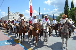 Autoridades municipales recibieron a los cabalgantes que realizan este tradicional recorrido, en su edición número 30. (EL SIGLO COAHUILA)