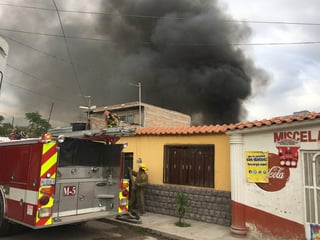 Fueron los vecinos del sector quienes solicitaron la presencia de las corporaciones de rescate de la ciudad al observar la columna de humo. (EL SIGLO DE TORREÓN)
