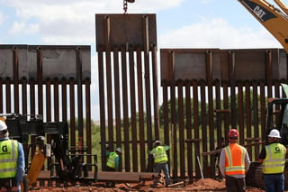 La senadora federal estadounidense Martha McSally aseguró el miércoles que los fondos que estaban destinados a una construcción en la base militar de Sierra Vista se utilizarán para la construcción de una parte del muro del presidente Donald Trump. (ARCHIVO)