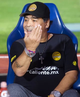 Prensa local vincula a Diego Armando Maradona como técnico de Gimnasia y Esgrima, último lugar de la Superliga argentina. (ARCHIVO)