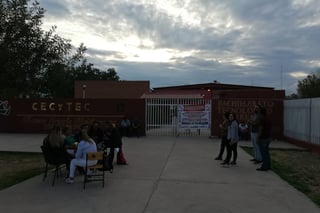 Desde antes de las 6 de la mañana los maestros impidieron la entrada al plantel del ejido La Concha. (CUAUHTÉMOC TORRES)