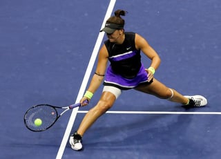 Bianca Andreescu vino de atrás para derrotar 3-6, 6-2, 6-3 a Elise Mertens en los cuartos de final del Abierto de Estados Unidos. (EFE)