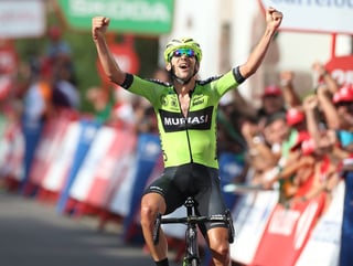 Mikel Iturria celebra tras llegar a la meta en el primer lugar, en la undécima etapa de la Vuelta a España. (EFE)