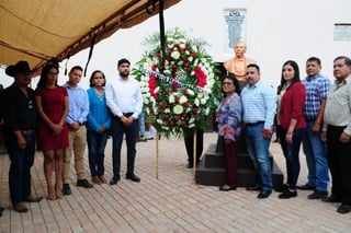 Al pie del busto de Benito Juárez se montó una guardia por parte de funcionarios municipales y sociedad civil durante la celebración. (EL SIGLO DE TORREÓN/BEATRIZ A. SILVA)