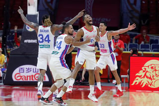 Celebran jugadores de Puerto Rico tras derrotar 67-64 a Túnez, con lo que avanzaron a la siguiente ronda del Mundial de basquetbol que se juega en China. (EFE)