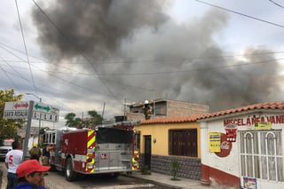 El personal del departamento de Bomberos de Gómez Palacio se encargó de sofocar el incendio. (EL SIGLO DE TORREÓN)
