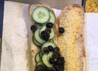 Esta joven fue a Subway y el empleado le pidió tomarle foto a su orden de comida. (INTERNET)