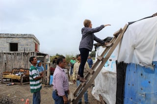Encabezados por la alcaldesa Yolanda Cantú Moncada, las autoridades realizaron un recorrido por los sectores más vulnerables y entregaron hules y lonas para cubrir techos y muros de casas viejas. (EL SIGLO COAHUILA)