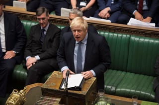Pese a la buena noticia de hoy, Johnson, que ha perdido la mayoría en la Cámara de los Comunes tras la deserción y expulsión de 22 diputados, sigue acosado desde varios frentes. (EFE)