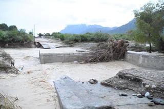 La tarde del jueves, la crecida del río Candela destruyó la estructura de concreto del paso vehicular, que une el oriente y el poniente de la carretera estatal 24 Monclova-Lampazos. (EL SIGLO COAHUILA)