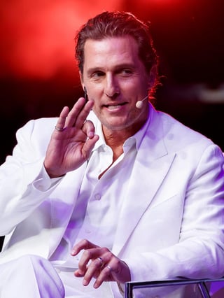 Vestido de un blanco impecable, McConaughey saludó en español a los 10,000 becarios de la Fundación Telcel reunidos en el Auditorio Nacional. (EFE)