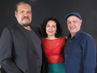 Equipo. Los actores Joaquín Cosío y Giovanna Zacarías, con el director Alejandro Springall. (AP)
