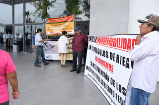 Realizan protestas durante inauguración del Foro Regional: 'Rumbo a la nueva construcción de una nueva Ley General de Aguas'.