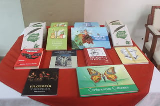 En la imagen se observan los diferentes libros que promociona el movimiento Antorcha Campesina.