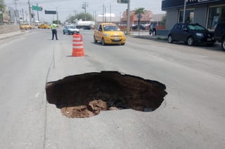 Un socavón de aproximadamente tres metros de ancho apareció en la calzada Gómez Morín y casi Rodríguez Triana, justo en la zona en la que se realizan trabajos de reemplazo de drenaje desde abril.