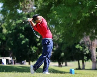 Los golfistas laguneros asisten cotidianamente al campo del añejo club gomezpalatino, para llegar al cien por ciento al torneo anual, como el caso de Alan Urista, quien se encuentra en franca preparación. (ARCHIVO)