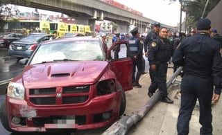 Policías que también se encontraban en la zona detuvieron al conductor, de 24 años, como presunto responsable de los hechos. (EL UNIVERSAL)