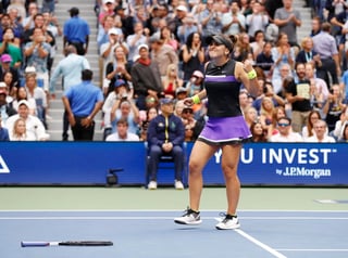 Bianca Andreescu celebra tras derrotar 6-3, 7-5 a Serena Williams en la final del Abierto de Estados Unidos.